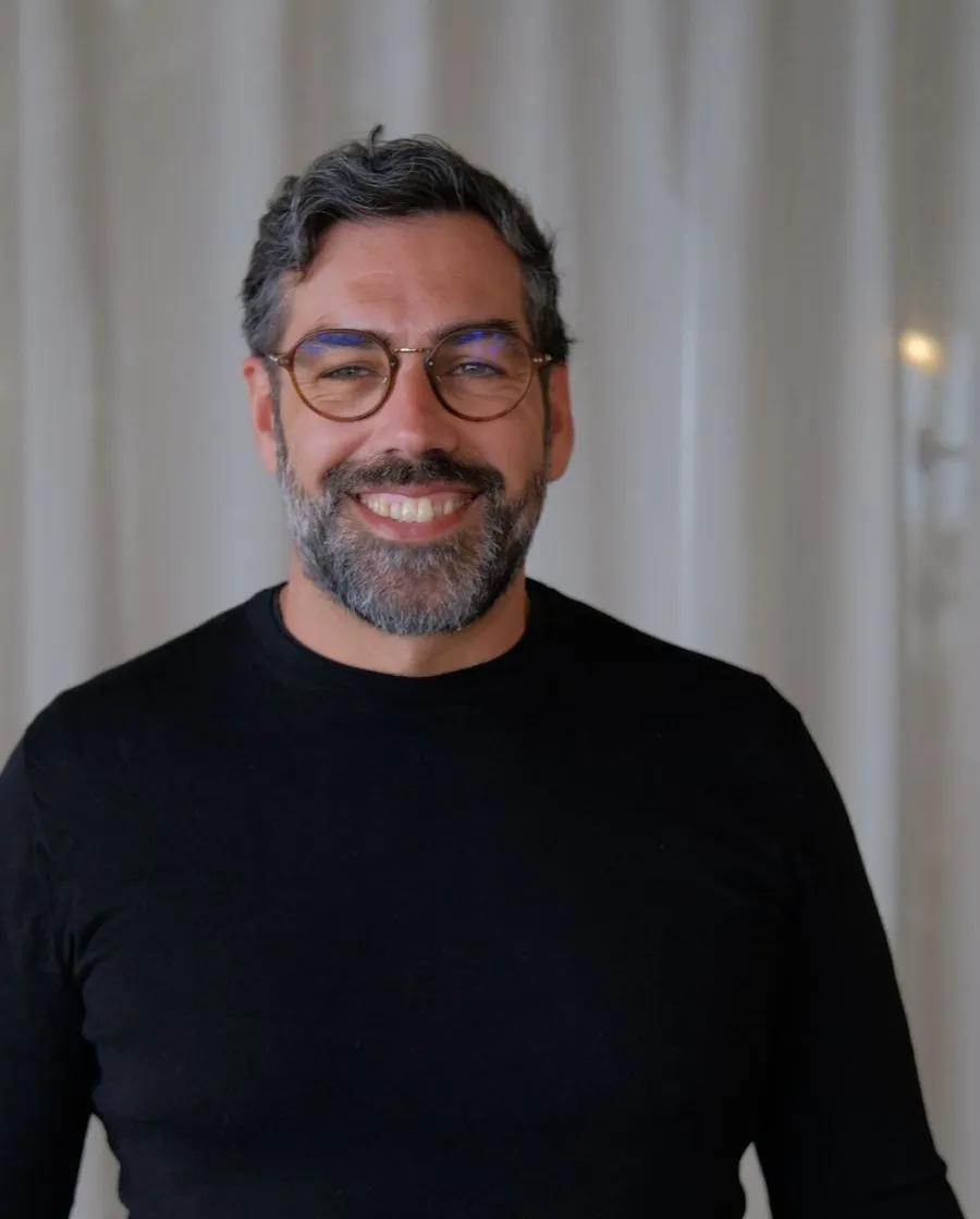 Mário Ribeiro, retrato próximo, a sorrir